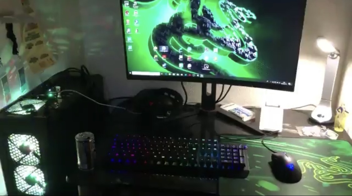 【画像】ワイのPC周り、お洒落過ぎる 	: みじかめっ！なんJ